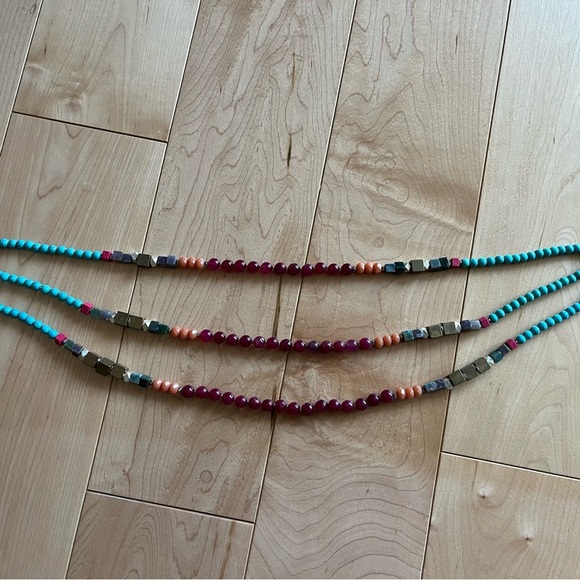 Triple-strand semiprecious stone statement necklace turquoise pink - Picture 7 of 9